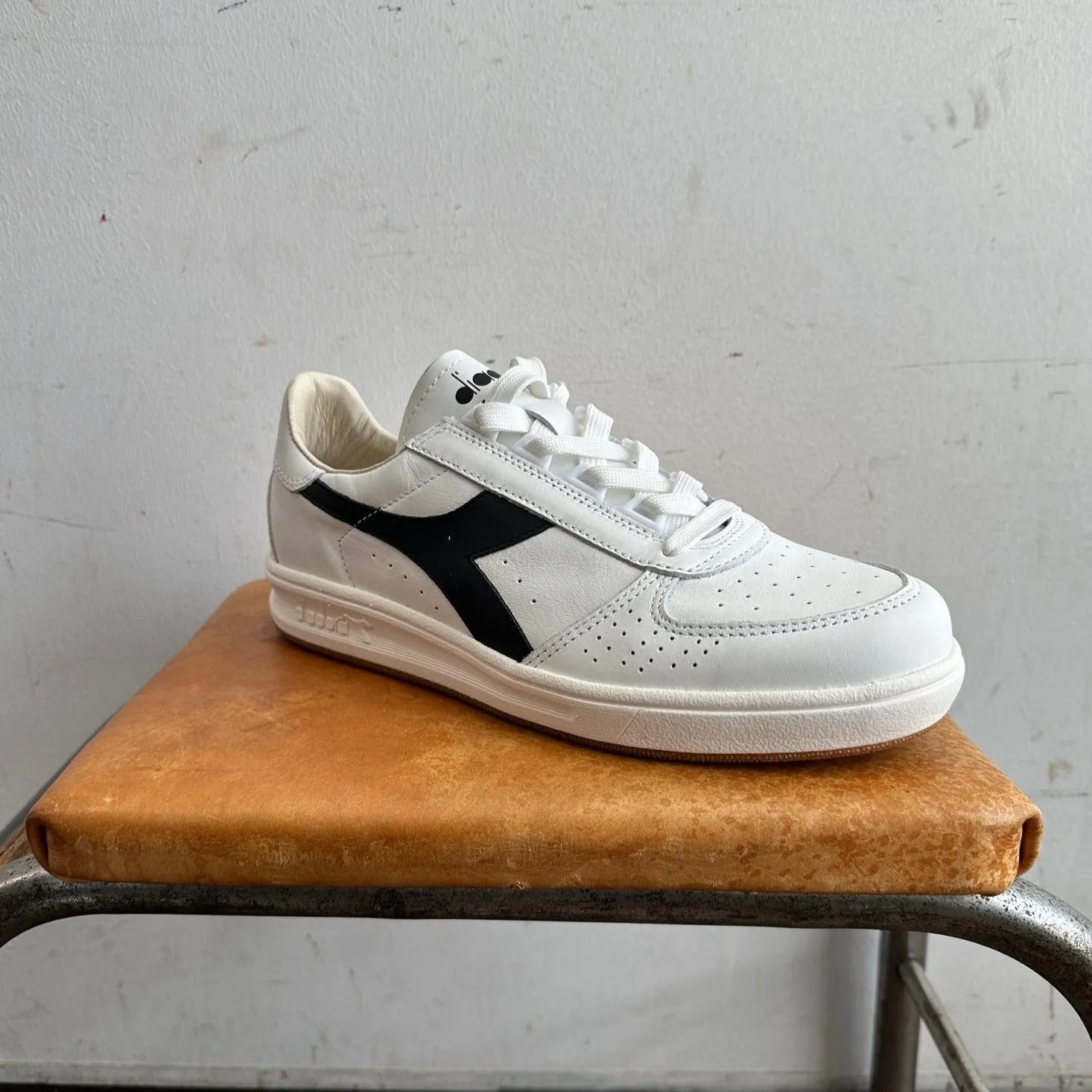 B. ELITE H ITALIA SPORT | WHITE & BLACK | DIADORA