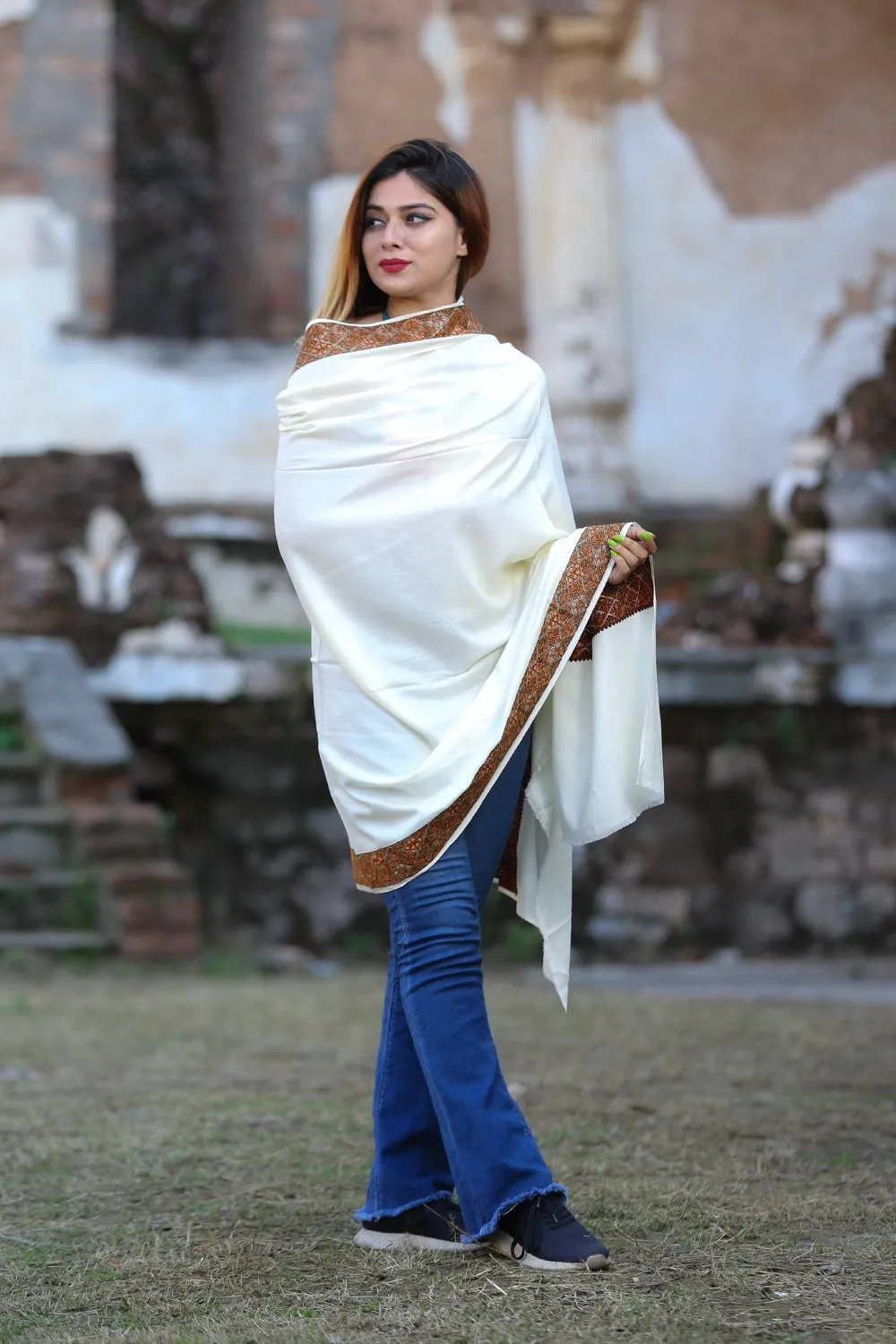 Charming White Colour  Kashmiri Sozni Shawl Emblished With Designer Four Sided Running Border.